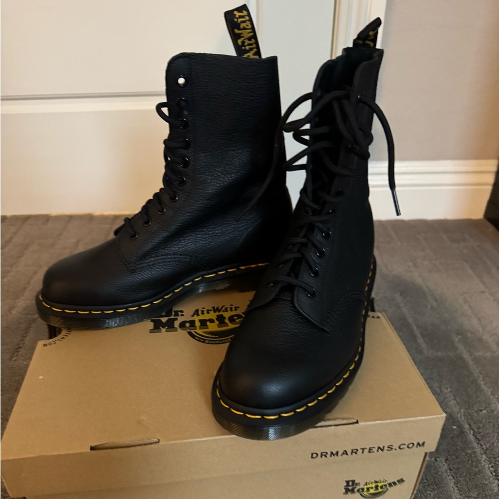 Dr. Martens AirWair Size 9 US
